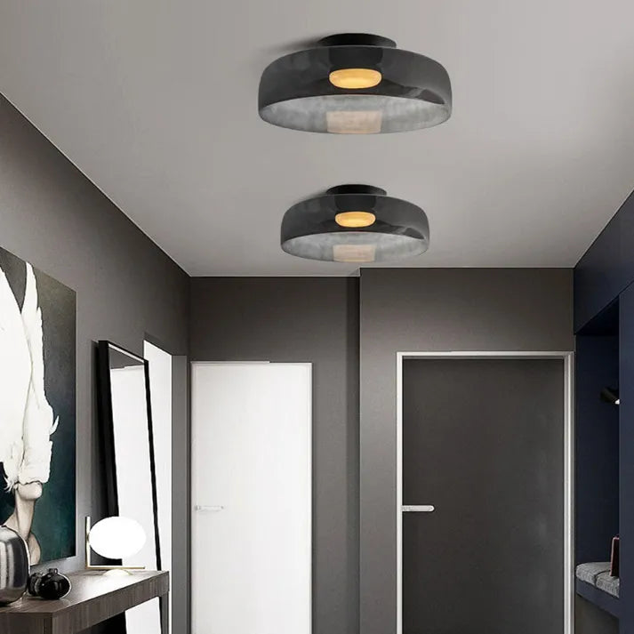 "Lampadaire de plafond en verre multicolore, style médiéval moderne, parfait pour salon élégant et chaleureux."