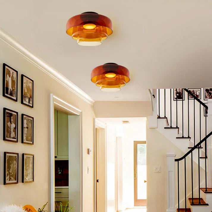 "Lampadaire de plafond en verre multicolore, style médiéval moderne, parfait pour salon élégant et chaleureux."