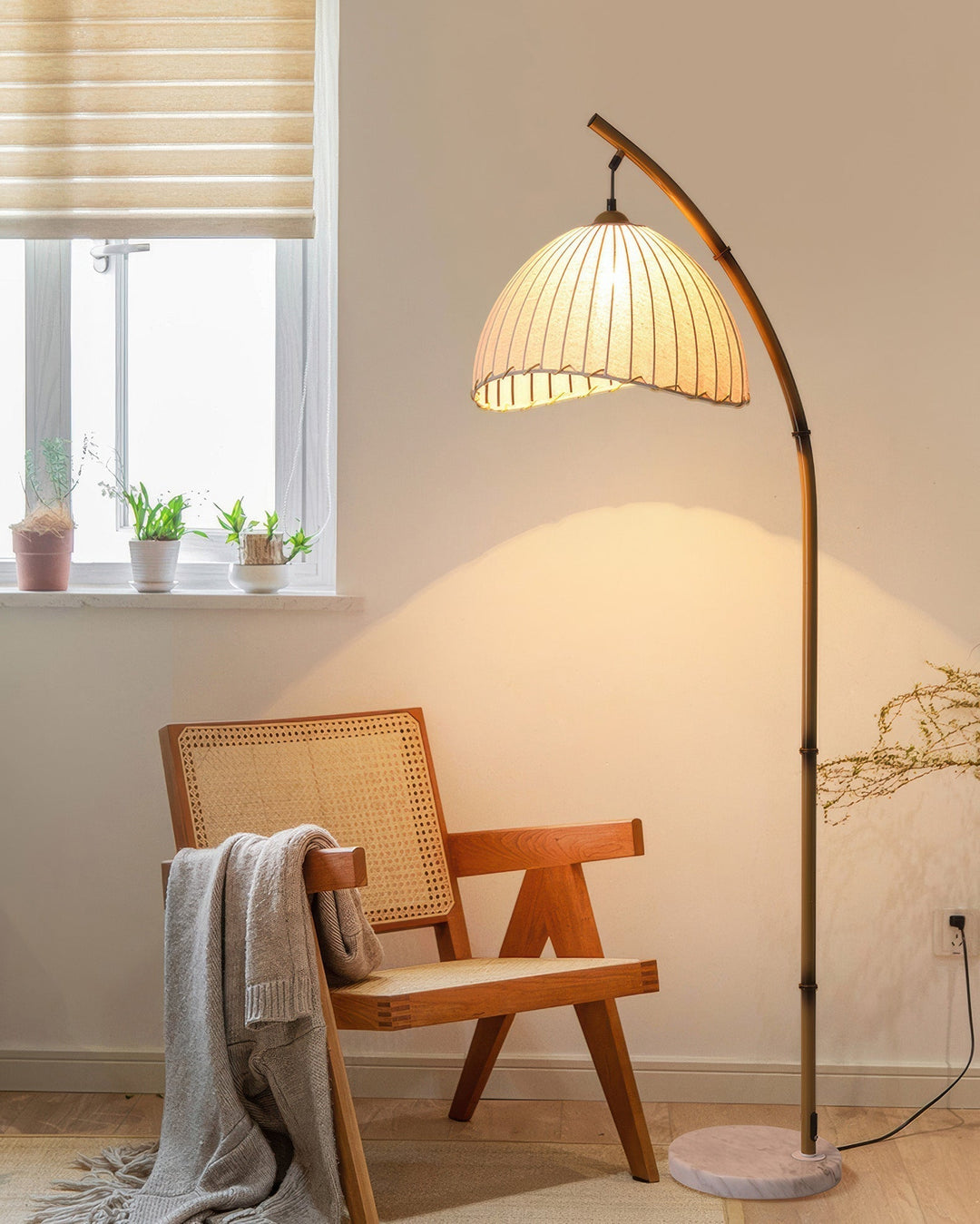 "Lampadaire en bambou avec abat-jour en tissu, lumière personnalisable, pour une ambiance zen et élégante chez soi."