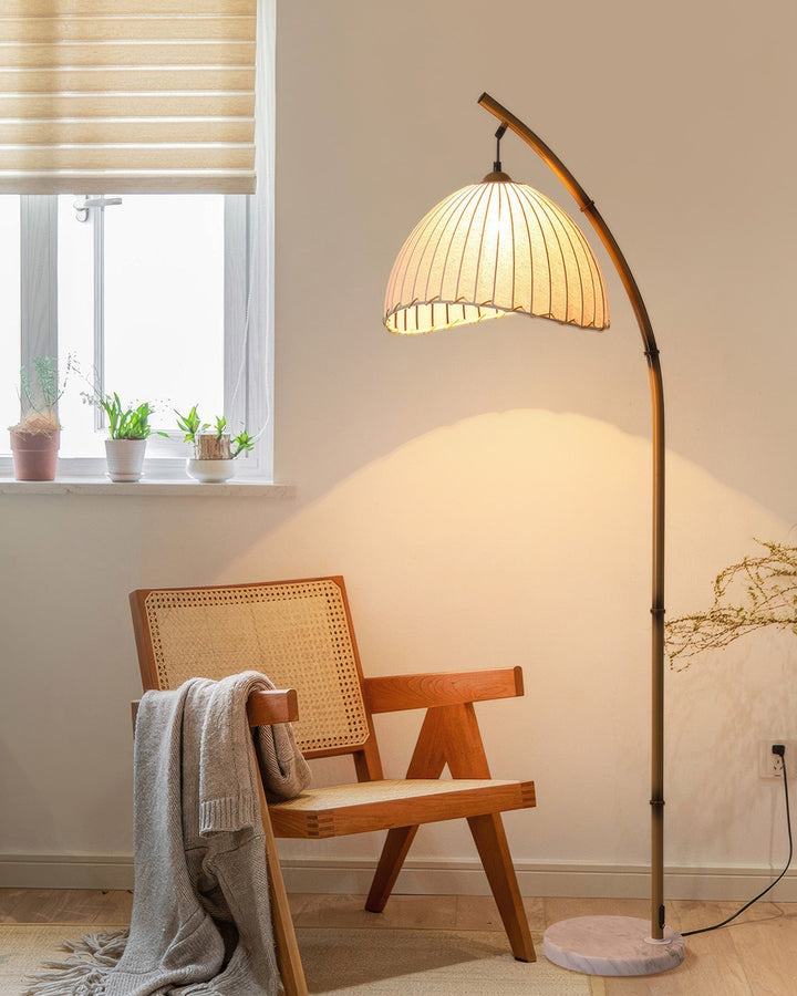 "Lampadaire en bambou avec abat-jour en tissu, lumière personnalisable, pour une ambiance zen et élégante chez soi."