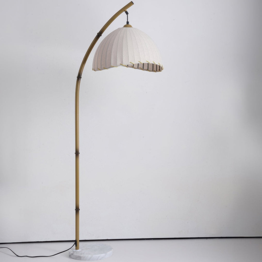 "Lampadaire en bambou avec abat-jour en tissu, lumière personnalisable, pour une ambiance zen et élégante chez soi."