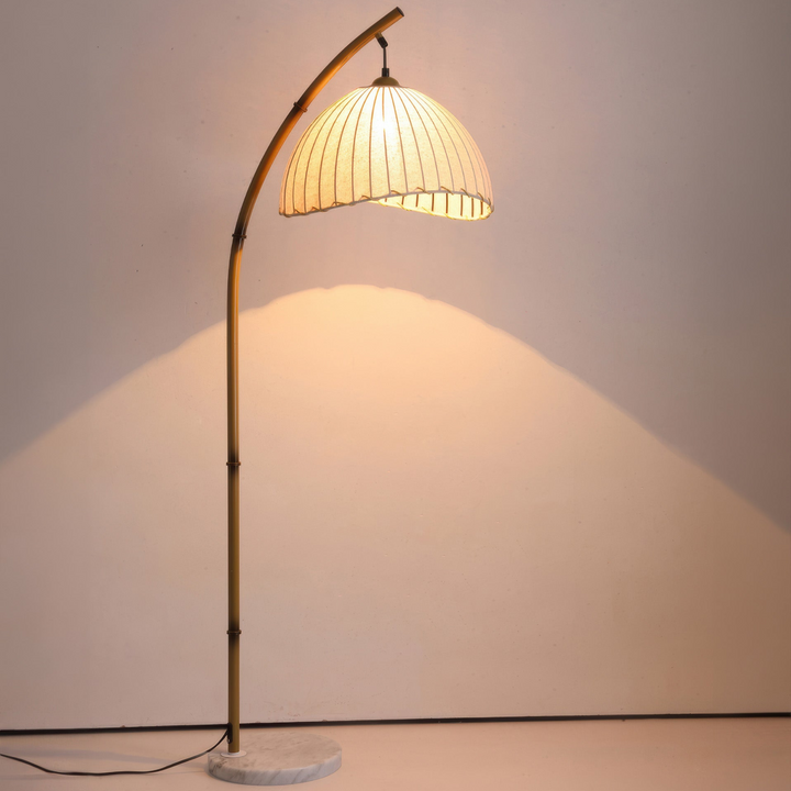 "Lampadaire en bambou avec abat-jour en tissu, lumière personnalisable, pour une ambiance zen et élégante chez soi."