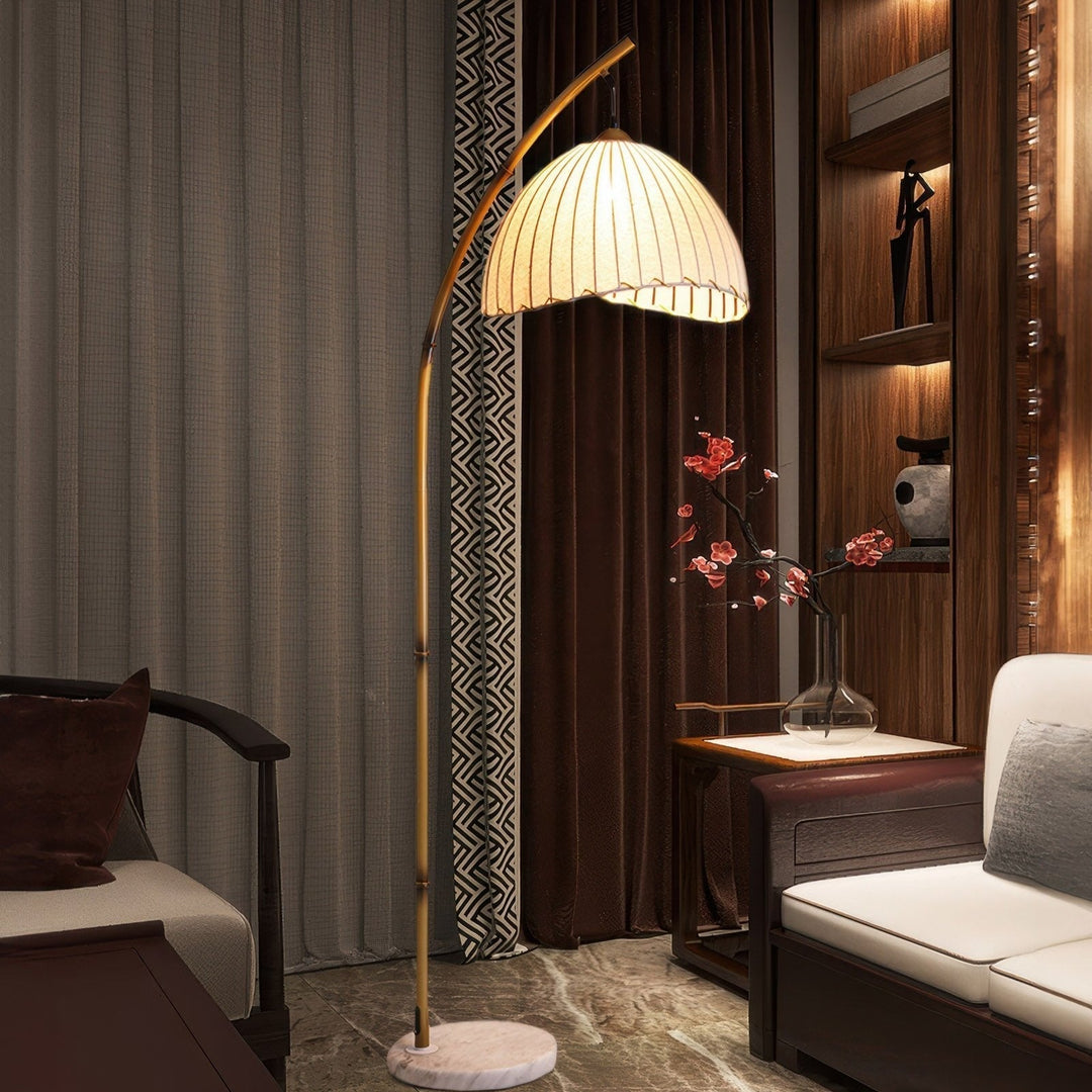 "Lampadaire en bambou avec abat-jour en tissu, lumière personnalisable, pour une ambiance zen et élégante chez soi."