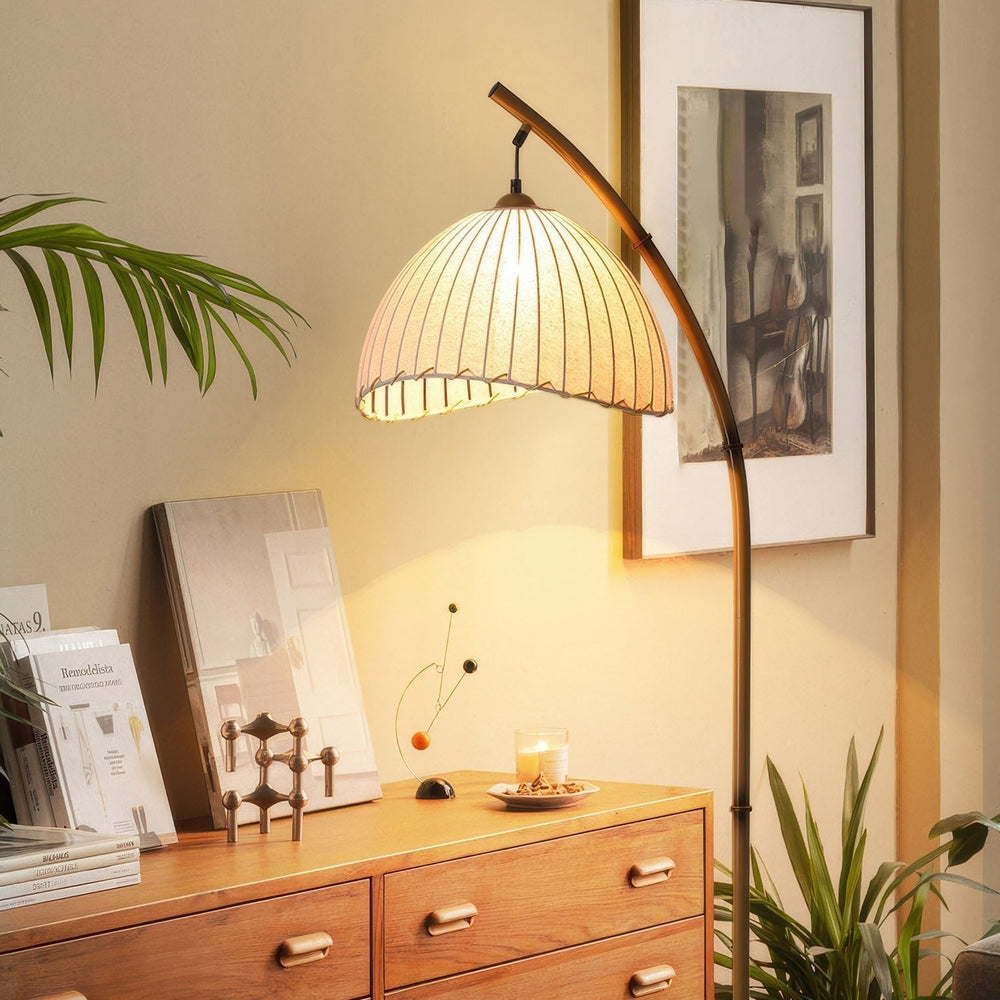 "Lampadaire en bambou avec abat-jour en tissu, lumière personnalisable, pour une ambiance zen et élégante chez soi."