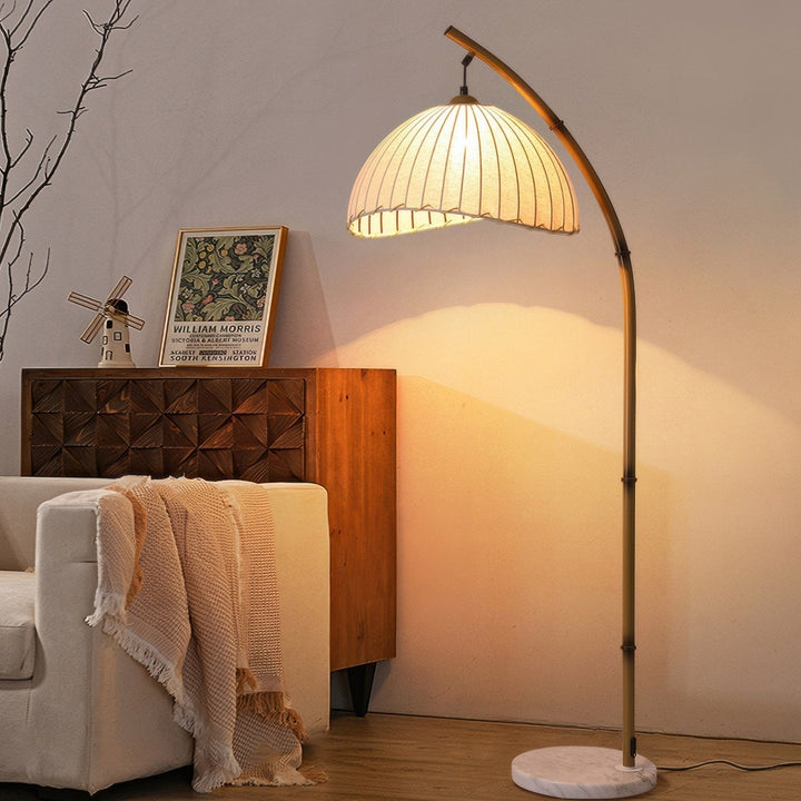 "Lampadaire en bambou avec abat-jour en tissu, lumière personnalisable, pour une ambiance zen et élégante chez soi."