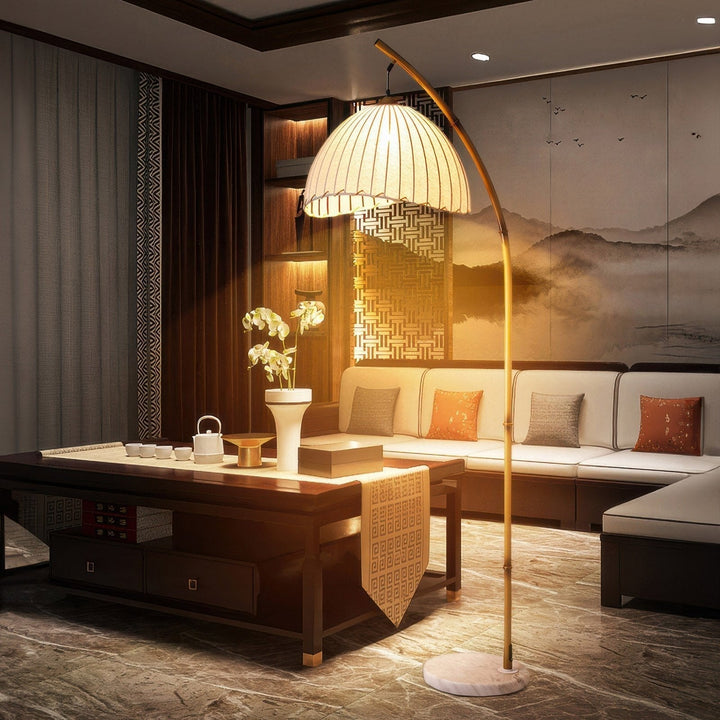 "Lampadaire en bambou avec abat-jour en tissu, lumière personnalisable, pour une ambiance zen et élégante chez soi."