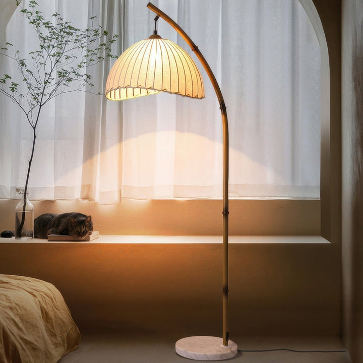 "Lampadaire en bambou avec abat-jour en tissu, lumière personnalisable, pour une ambiance zen et élégante chez soi."