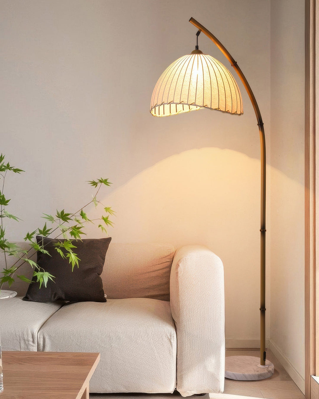 "Lampadaire en bambou avec abat-jour en tissu, lumière personnalisable, pour une ambiance zen et élégante chez soi."