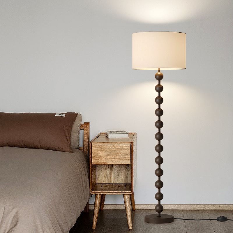 Lampadaire en bois Japandi, design épuré minimaliste, bois naturel et tissu, ambiance sereine, éclairage LED doux.