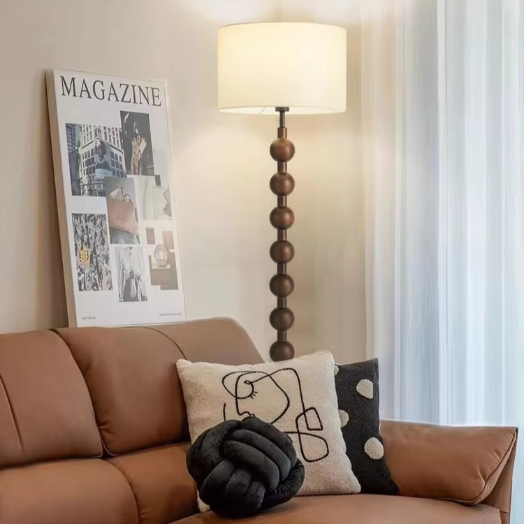 Lampadaire en bois Japandi, design épuré minimaliste, bois naturel et tissu, ambiance sereine, éclairage LED doux.