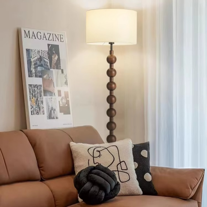 Lampadaire en bois Japandi, design épuré minimaliste, bois naturel et tissu, ambiance sereine, éclairage LED doux.
