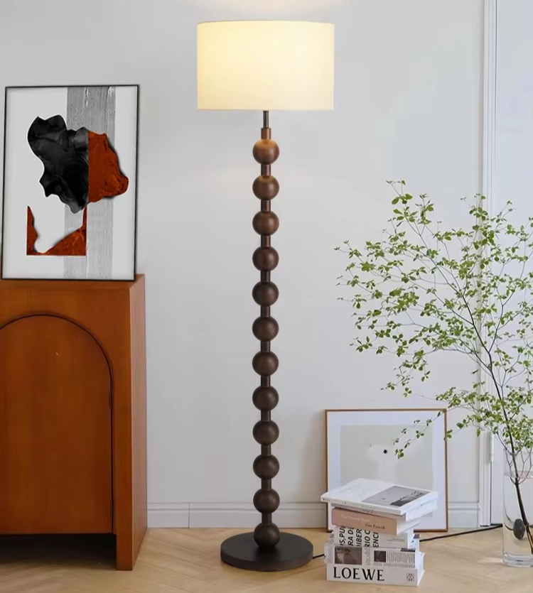 Lampadaire en bois Japandi, design épuré minimaliste, bois naturel et tissu, ambiance sereine, éclairage LED doux.