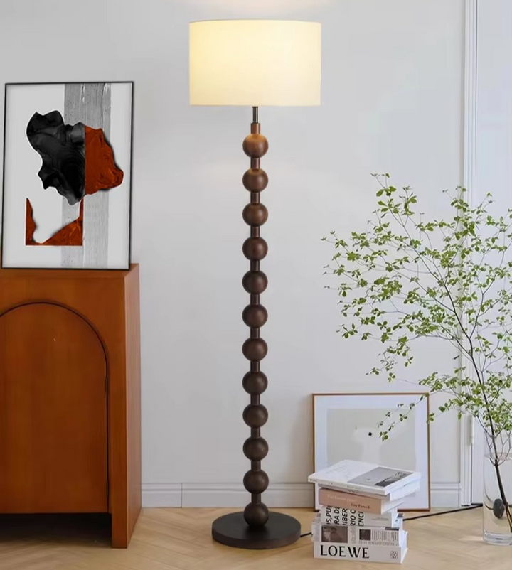 Lampadaire en bois Japandi, design épuré minimaliste, bois naturel et tissu, ambiance sereine, éclairage LED doux.