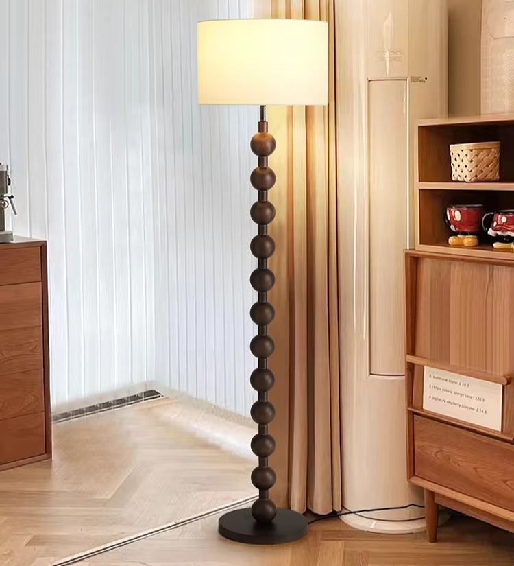Lampadaire en bois Japandi, design épuré minimaliste, bois naturel et tissu, ambiance sereine, éclairage LED doux.