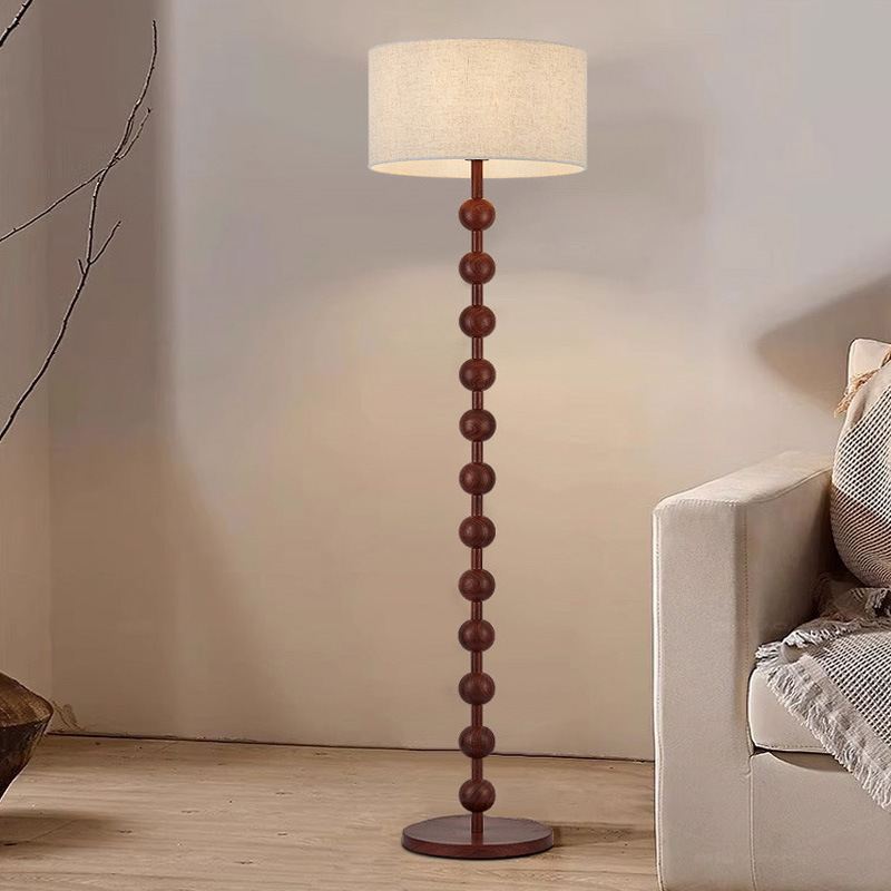 Lampadaire en bois Japandi, design épuré minimaliste, bois naturel et tissu, ambiance sereine, éclairage LED doux.