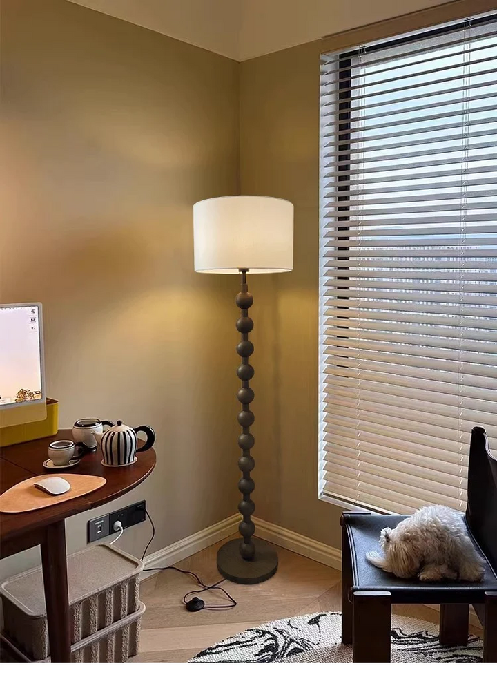 Lampadaire en bois Japandi, design épuré minimaliste, bois naturel et tissu, ambiance sereine, éclairage LED doux.