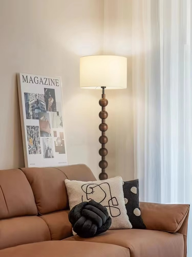 Lampadaire en bois Japandi, design épuré minimaliste, bois naturel et tissu, ambiance sereine, éclairage LED doux.
