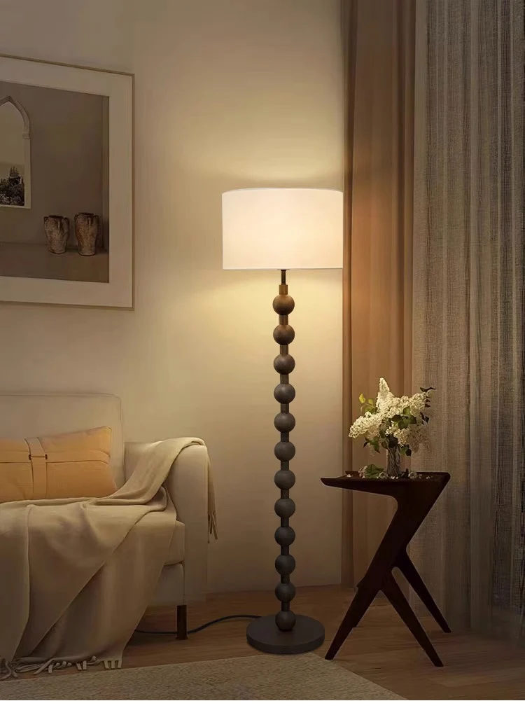 Lampadaire en bois Japandi, design épuré minimaliste, bois naturel et tissu, ambiance sereine, éclairage LED doux.