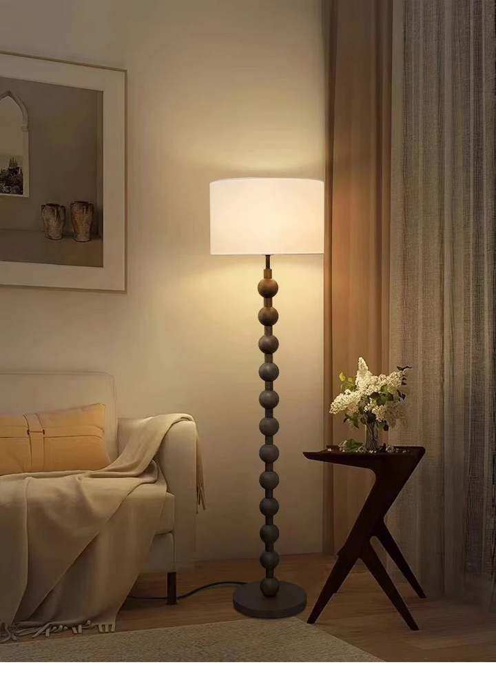 Lampadaire en bois Japandi, design épuré minimaliste, bois naturel et tissu, ambiance sereine, éclairage LED doux.
