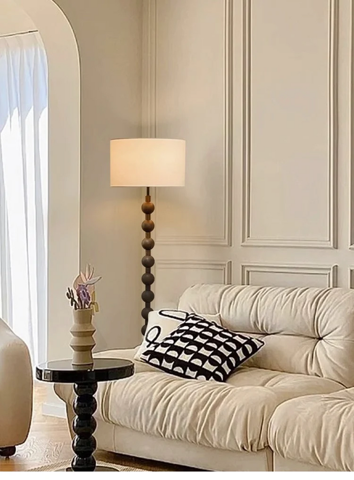 Lampadaire en bois Japandi, design épuré minimaliste, bois naturel et tissu, ambiance sereine, éclairage LED doux.