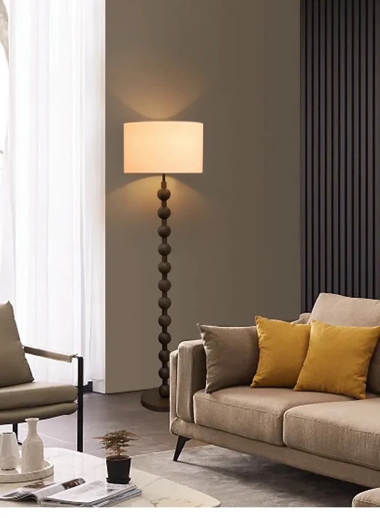Lampadaire en bois Japandi, design épuré minimaliste, bois naturel et tissu, ambiance sereine, éclairage LED doux.