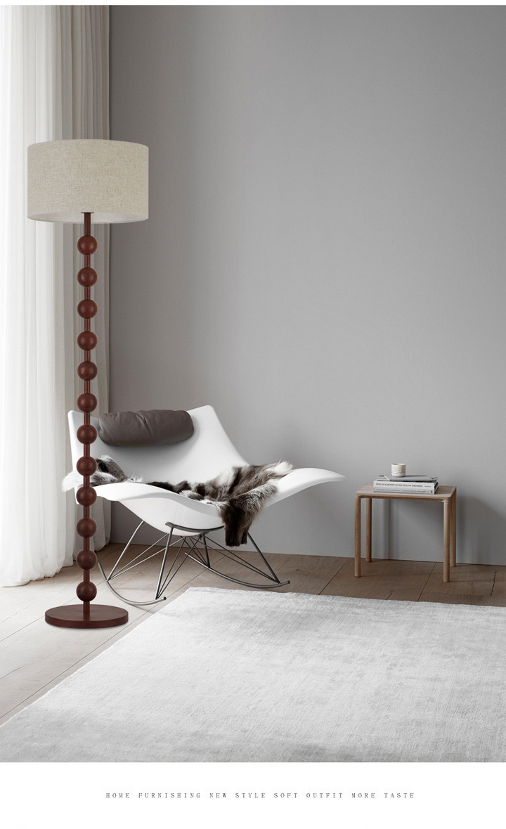 Lampadaire en bois Japandi, design épuré minimaliste, bois naturel et tissu, ambiance sereine, éclairage LED doux.