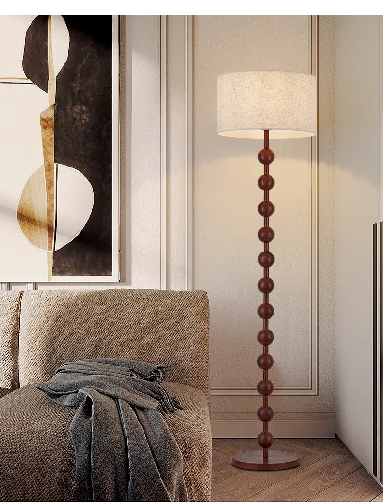 Lampadaire en bois Japandi, design épuré minimaliste, bois naturel et tissu, ambiance sereine, éclairage LED doux.