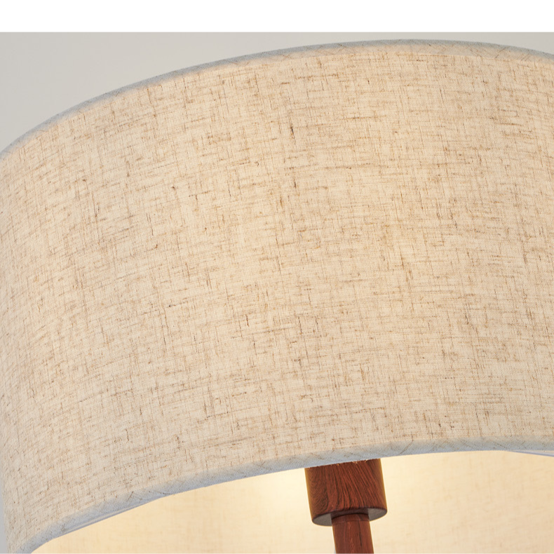 Lampadaire en bois Japandi, design épuré minimaliste, bois naturel et tissu, ambiance sereine, éclairage LED doux.