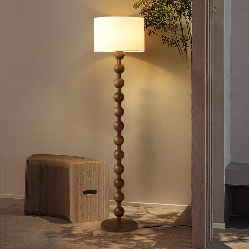 Lampadaire en bois Japandi, design épuré minimaliste, bois naturel et tissu, ambiance sereine, éclairage LED doux.