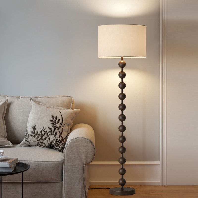 Lampadaire en bois Japandi, design épuré minimaliste, bois naturel et tissu, ambiance sereine, éclairage LED doux.