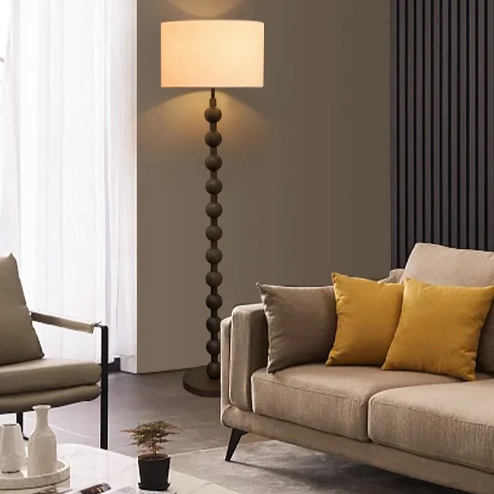 Lampadaire en bois Japandi, design épuré minimaliste, bois naturel et tissu, ambiance sereine, éclairage LED doux.