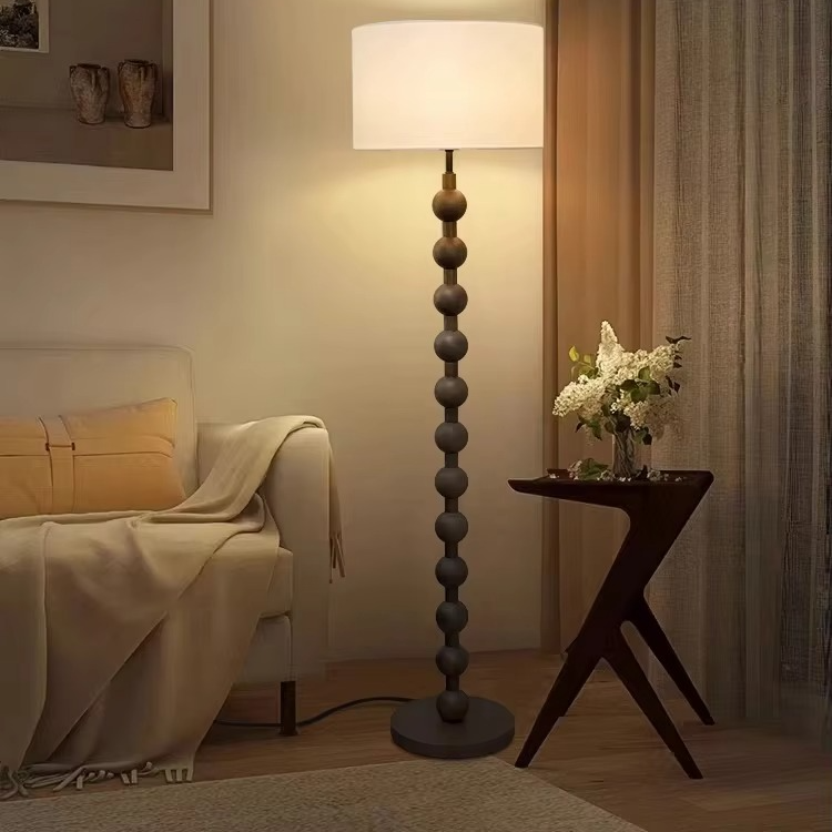 Lampadaire en bois Japandi, design épuré minimaliste, bois naturel et tissu, ambiance sereine, éclairage LED doux.
