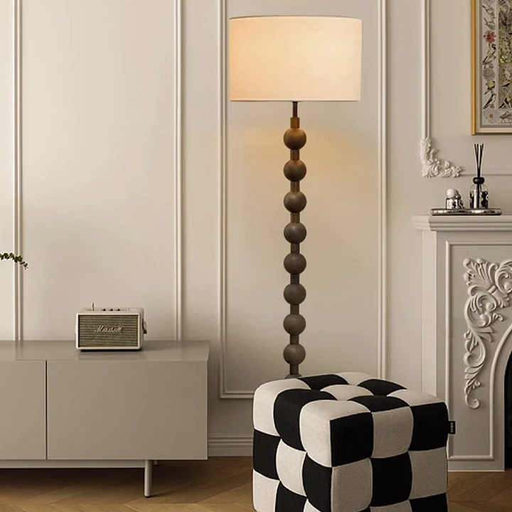 Lampadaire en bois Japandi, design épuré minimaliste, bois naturel et tissu, ambiance sereine, éclairage LED doux.