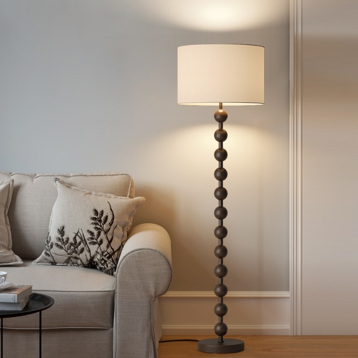 Lampadaire en bois Japandi, design épuré minimaliste, bois naturel et tissu, ambiance sereine, éclairage LED doux.