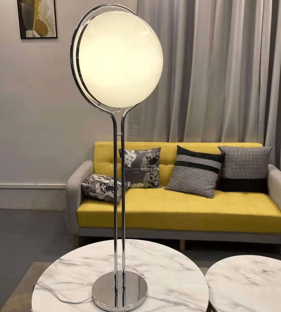Lampadaire globe design moderne. Éclairage intérieur élégant et chaleureux.  Plusieurs tailles disponibles.