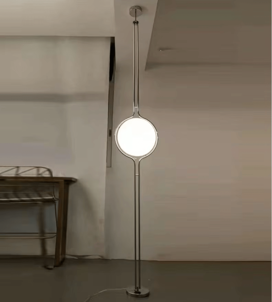 Lampadaire globe design moderne. Éclairage intérieur élégant et chaleureux.  Plusieurs tailles disponibles.