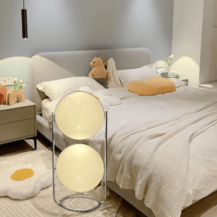 Lampadaire globe design moderne. Éclairage intérieur élégant et chaleureux.  Plusieurs tailles disponibles.