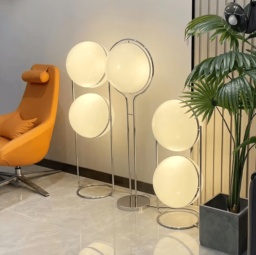 Lampadaire globe design moderne. Éclairage intérieur élégant et chaleureux.  Plusieurs tailles disponibles.