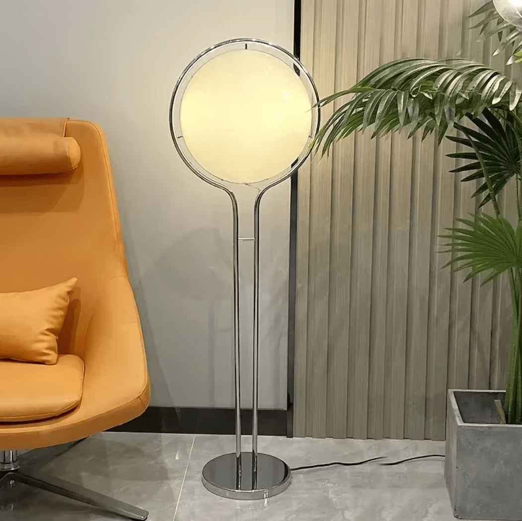 Lampadaire globe design moderne. Éclairage intérieur élégant et chaleureux.  Plusieurs tailles disponibles.