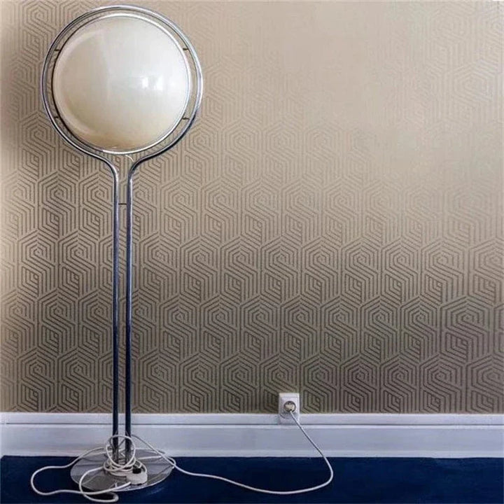 Lampadaire globe design moderne. Éclairage intérieur élégant et chaleureux.  Plusieurs tailles disponibles.