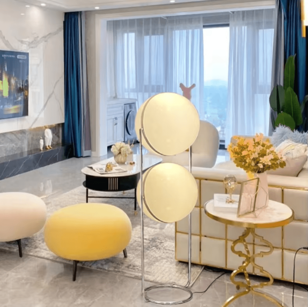 Lampadaire globe design moderne. Éclairage intérieur élégant et chaleureux.  Plusieurs tailles disponibles.