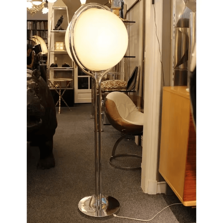 Lampadaire globe design moderne. Éclairage intérieur élégant et chaleureux.  Plusieurs tailles disponibles.