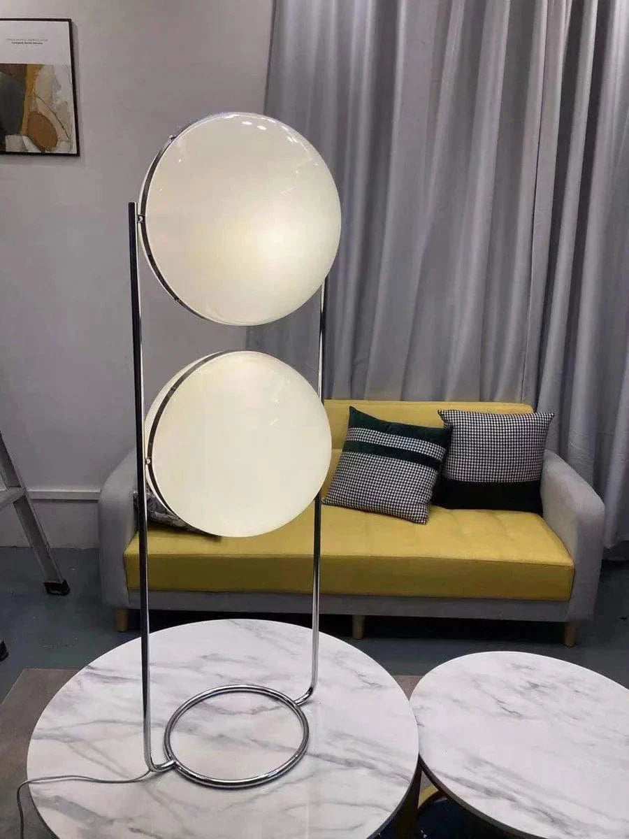 Lampadaire globe design moderne. Éclairage intérieur élégant et chaleureux.  Plusieurs tailles disponibles.