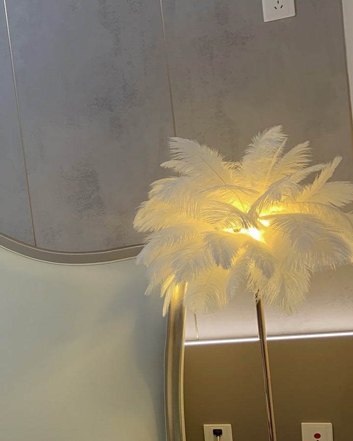 Lampadaire plumeux avec plateau intégré.  Éclairage ambiance chaleureux. Design palmier élégant et fonctionnel.