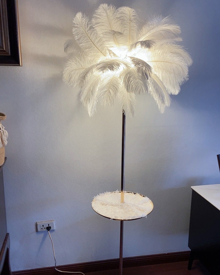 Lampadaire plumeux avec plateau intégré.  Éclairage ambiance chaleureux. Design palmier élégant et fonctionnel.