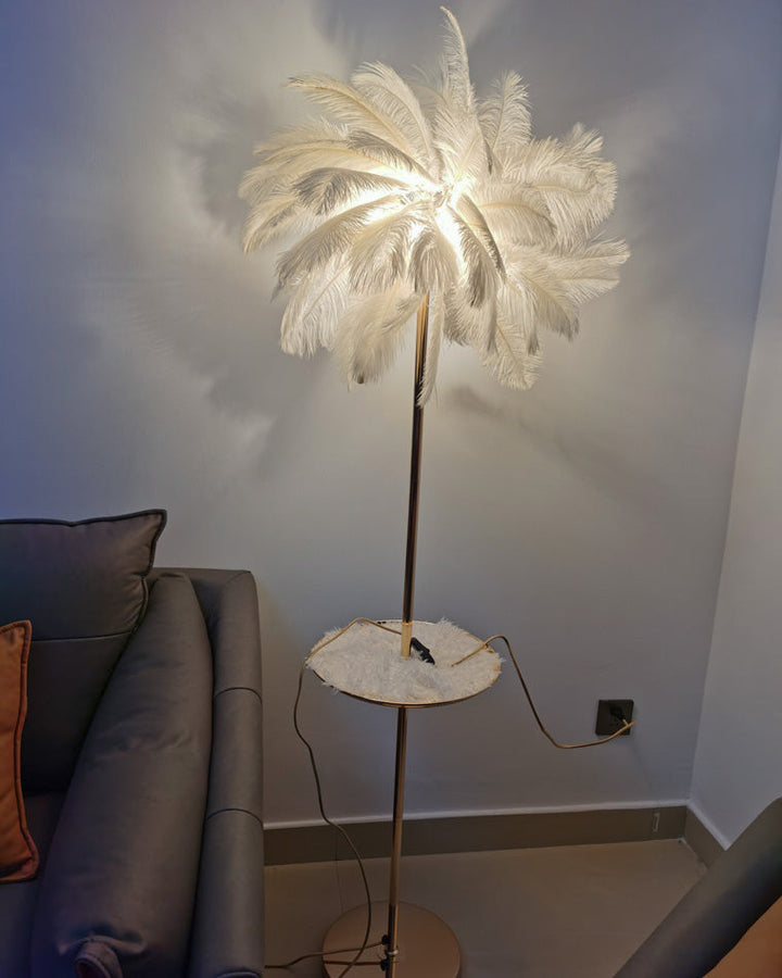 Lampadaire plumeux avec plateau intégré.  Éclairage ambiance chaleureux. Design palmier élégant et fonctionnel.
