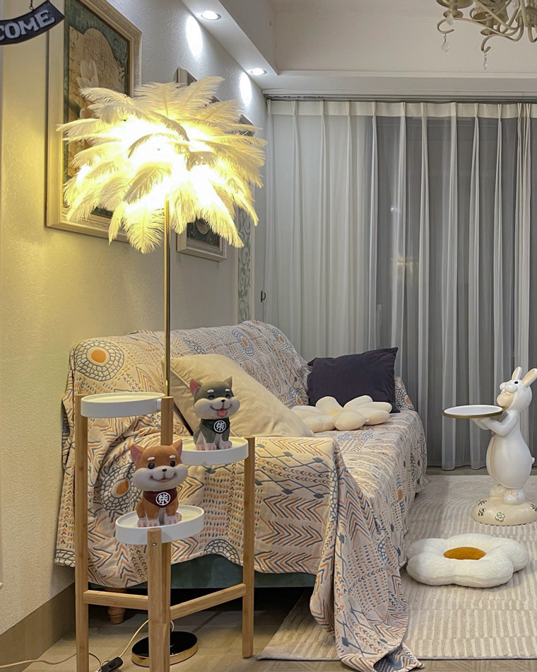 Lampadaire plumeux avec plateau intégré.  Éclairage ambiance chaleureux. Design palmier élégant et fonctionnel.