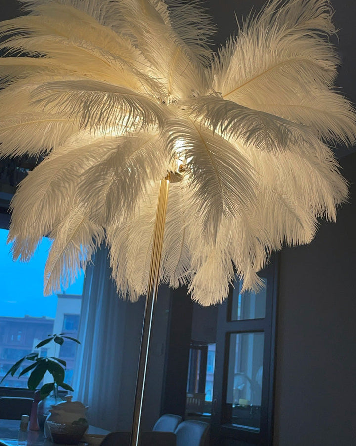 Lampadaire plumeux avec plateau intégré.  Éclairage ambiance chaleureux. Design palmier élégant et fonctionnel.