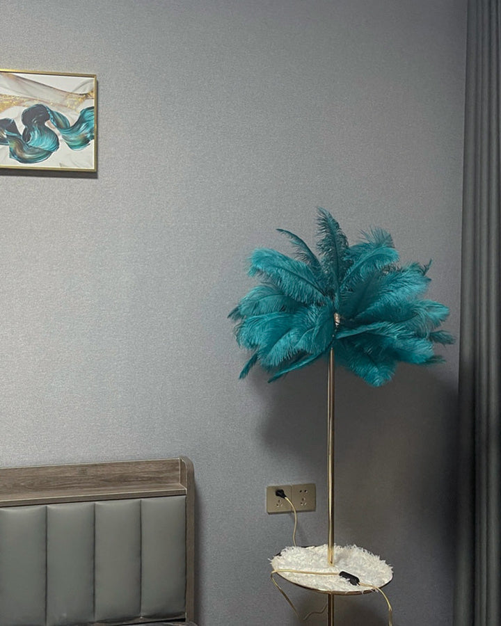 Lampadaire plumeux avec plateau intégré.  Éclairage ambiance chaleureux. Design palmier élégant et fonctionnel.