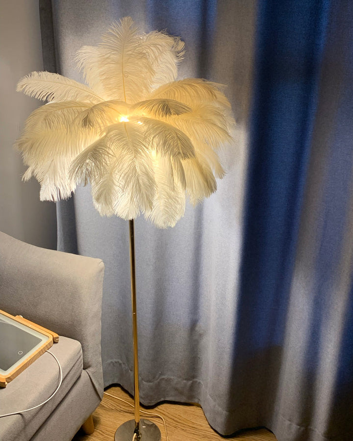 Lampadaire plumeux avec plateau intégré.  Éclairage ambiance chaleureux. Design palmier élégant et fonctionnel.